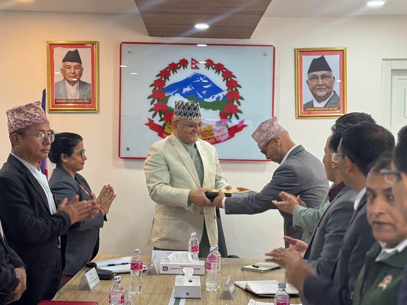प्रशासनिक संरचना पूनरावलोक समितिले मुख्यमन्त्रीलाई प्रतिवेदन बुझायो