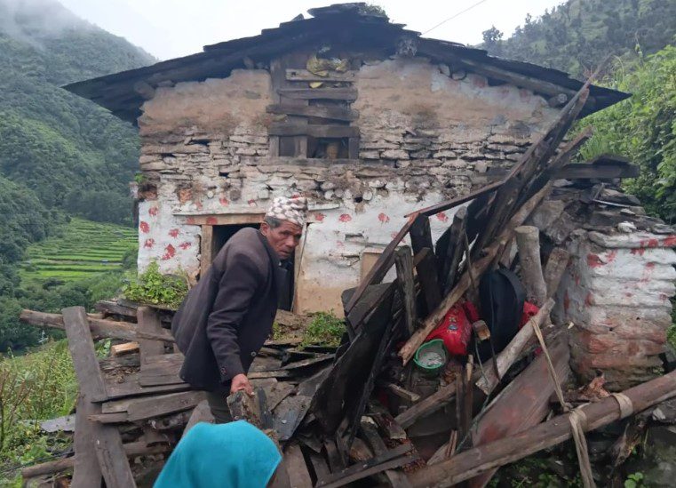 लमसुङ र नेरवाङमा दुई घर भत्किए