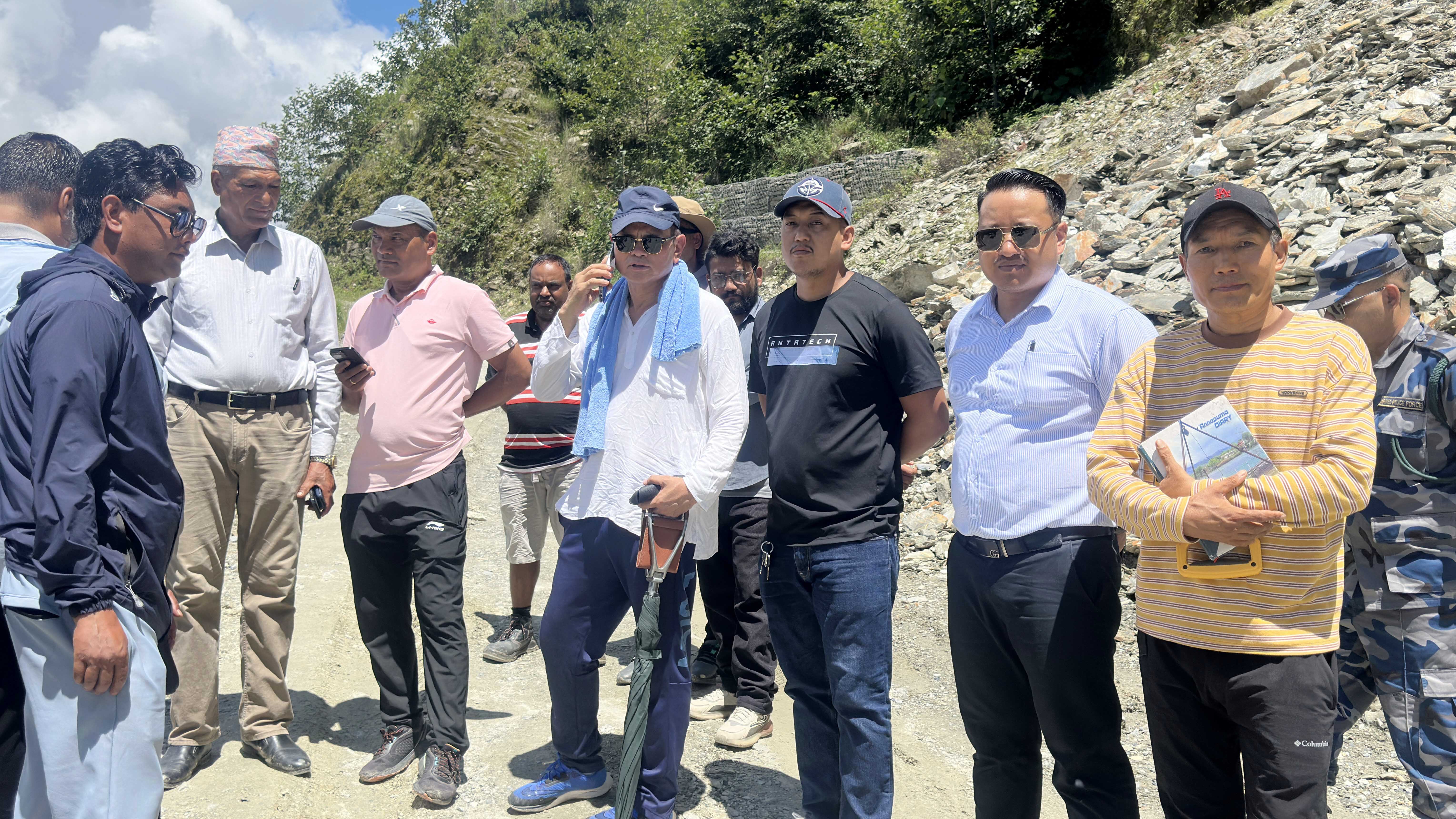 दग्नाममा पहिरो खस्दा सडक अबरुद्ध : क्षति पु¥याएको सडकको निरिक्षण