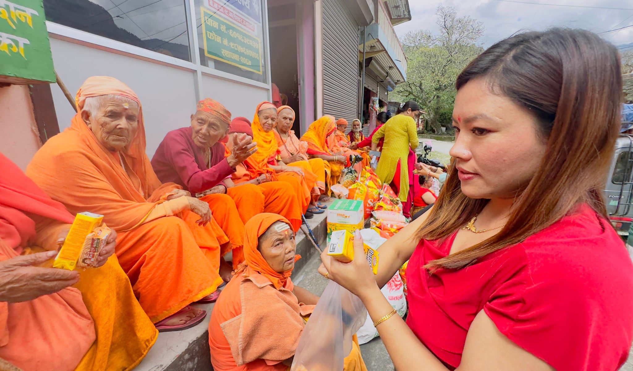 फगामी परिवारद्वारा गलेश्वर आश्रमलाई खाद्यान्न सहयोग