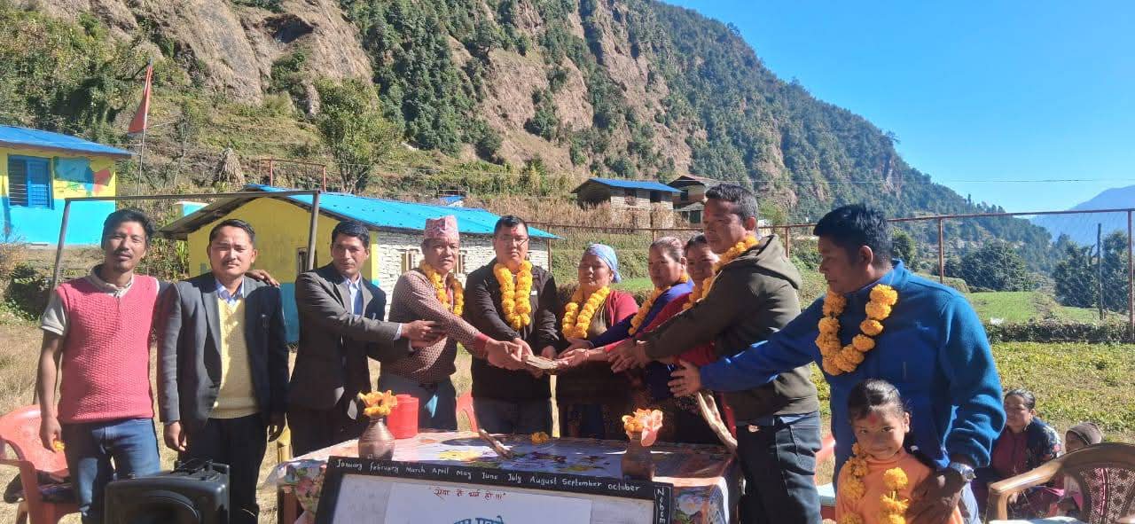 दिवंगत बुबाको सम्झनामा विद्यालयलाई एक लाख सहयोग