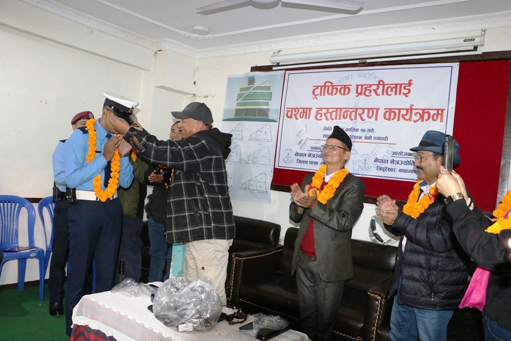 ट्राफिक प्रहरीलाई चस्मा सहयोग