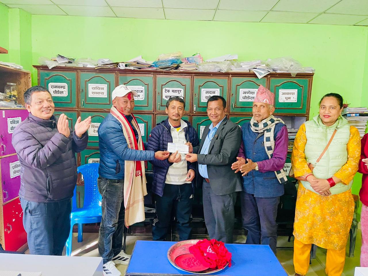 जन्मदिनमा वडा सदस्य फगामीद्धारा दुई विद्यालयलाई आर्थिक सहयोग