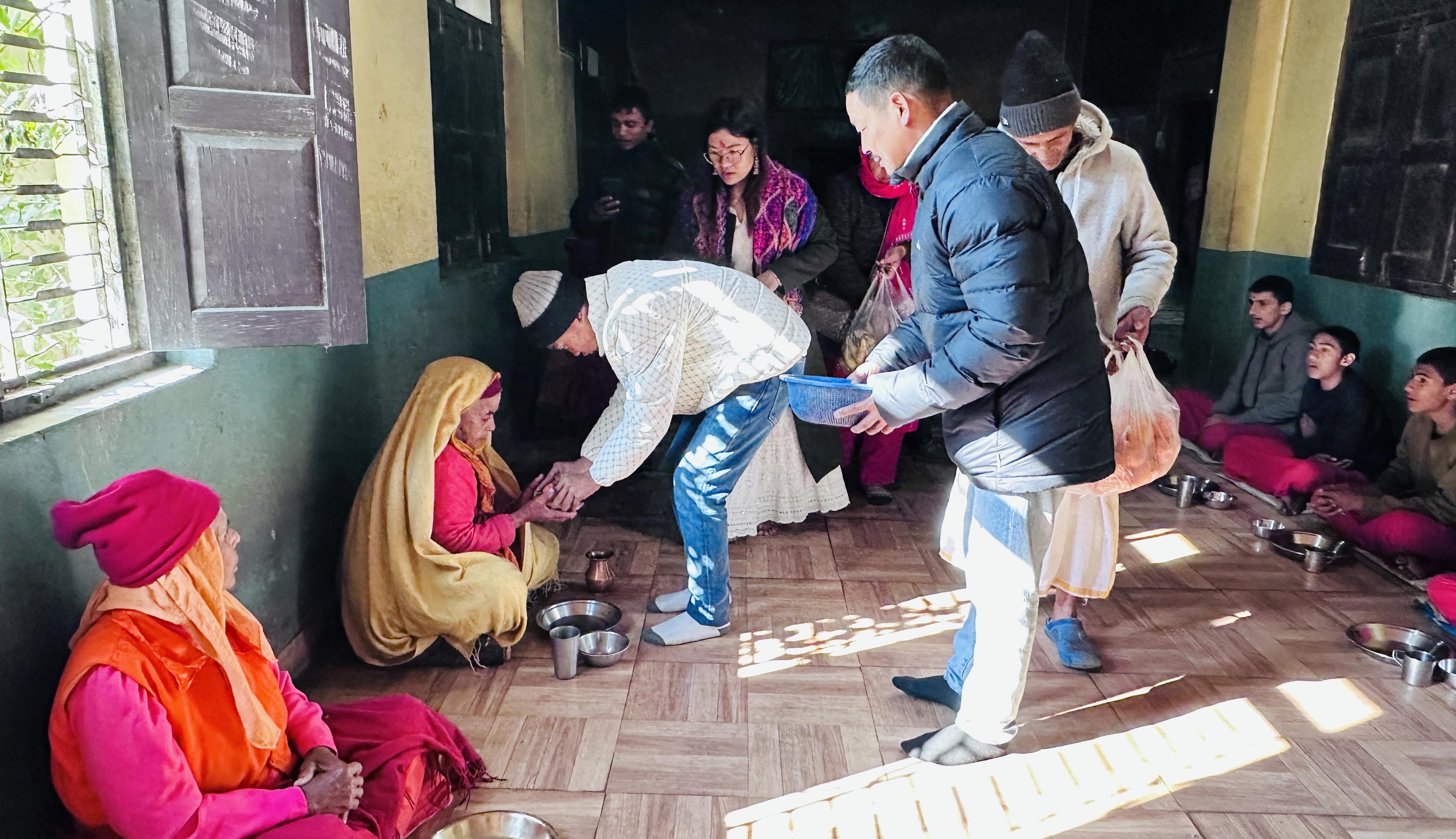छोराको जन्मदिनमा वृद्धवृद्धालाइ मिष्ठान्न भोजन