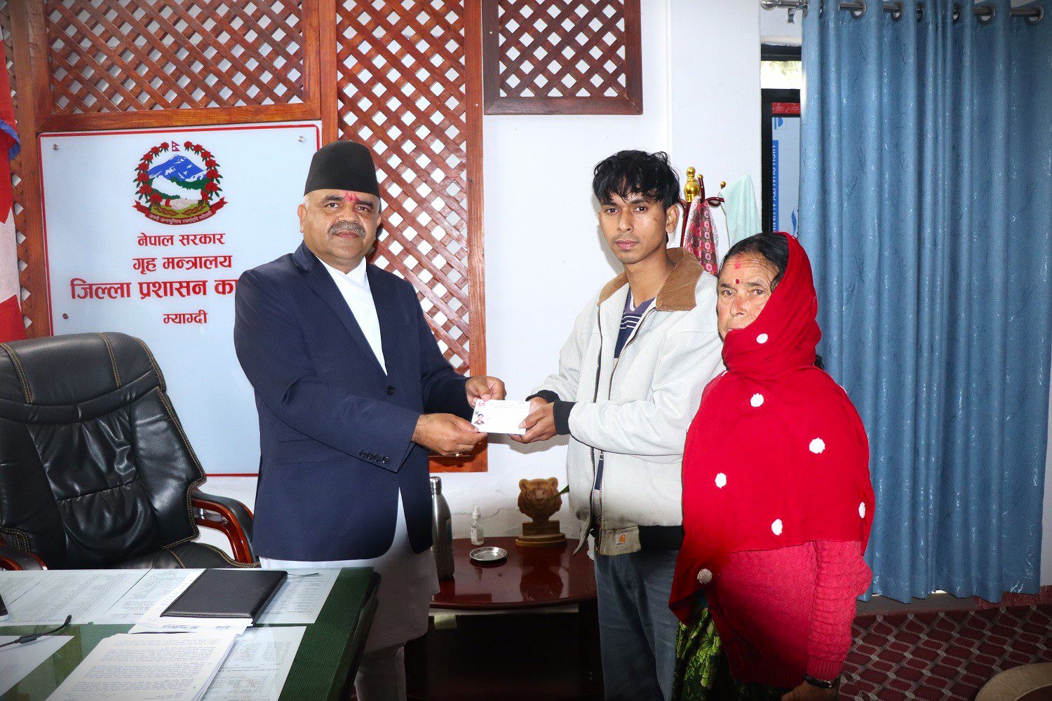 म्याग्दीका सुवासलाई आमाको नामबाट नागरिकता प्रदान