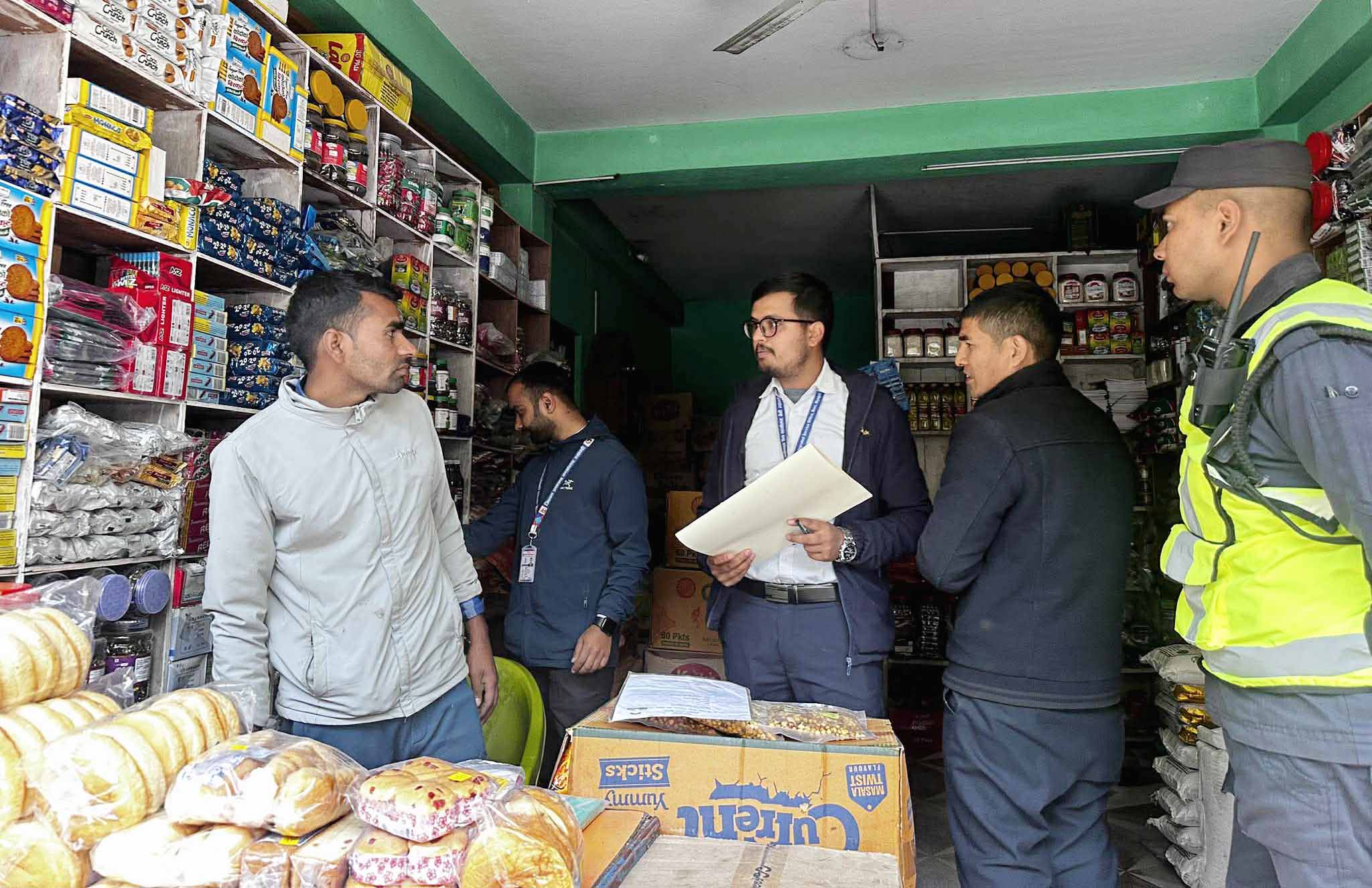 बेनीका १० पसलमा अनुगमन, म्याद गुज्रिएका सामग्री बरामद