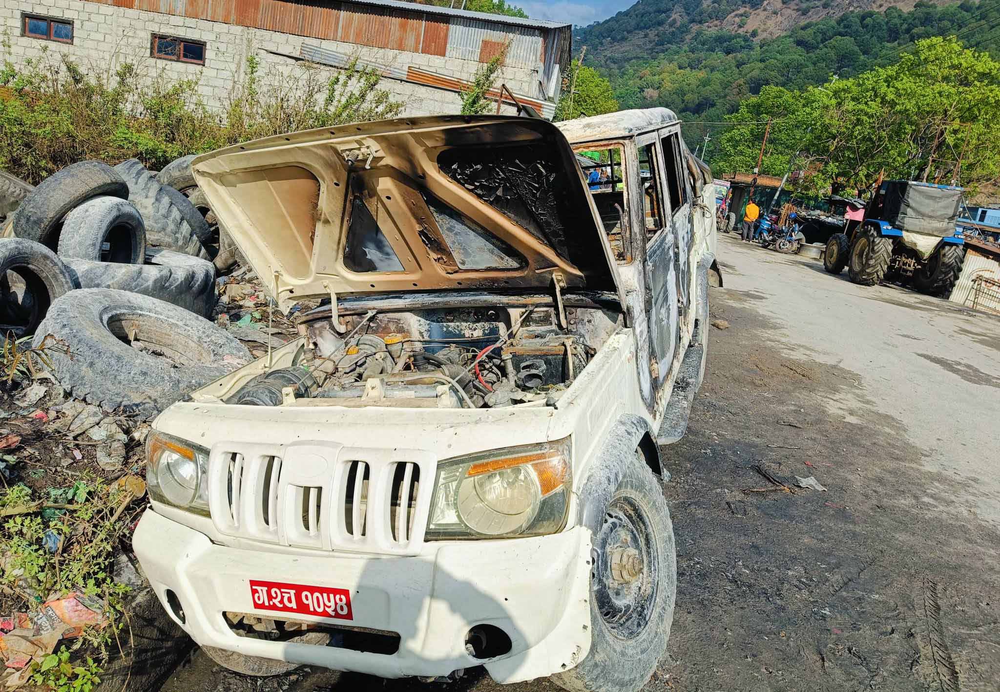 बेनीको हाडेभिरमा पार्किङ गरिएको बोलेरोमा आगजनी