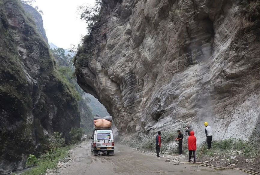 कालीगण्डकी करिडोरको महभिर र भिरकाटेमा पहाड फुटाएर सडक फराकिलो बनाइँदै
