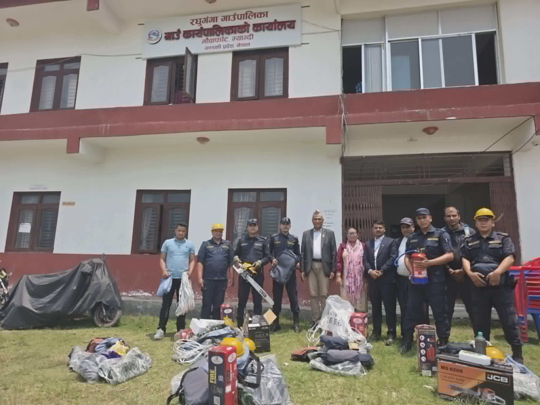 प्रहरी चौकीलाई विपद् व्यवस्थापन सामाग्री हस्तान्तरण