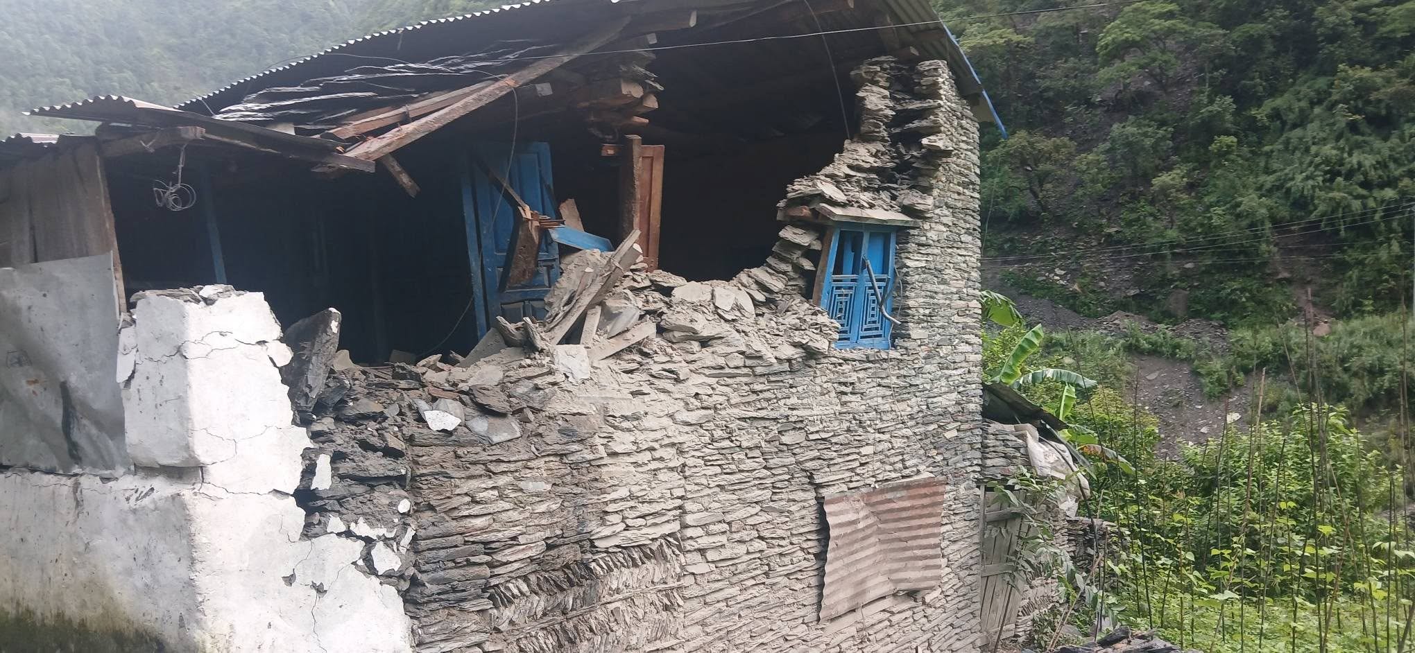 फेदीमा ढुंगा खसेर एक बालक घाइते, दुई घरमा क्षति