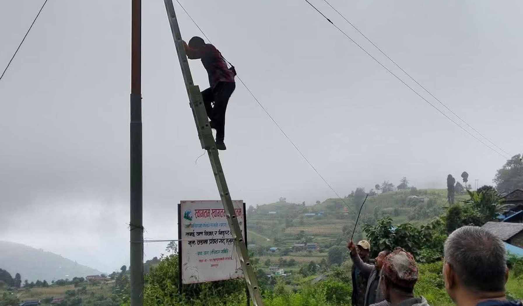 पाण्डबखानीको व्यस्त सिद्धथान क्षेत्रमा सडक बत्ती जडान