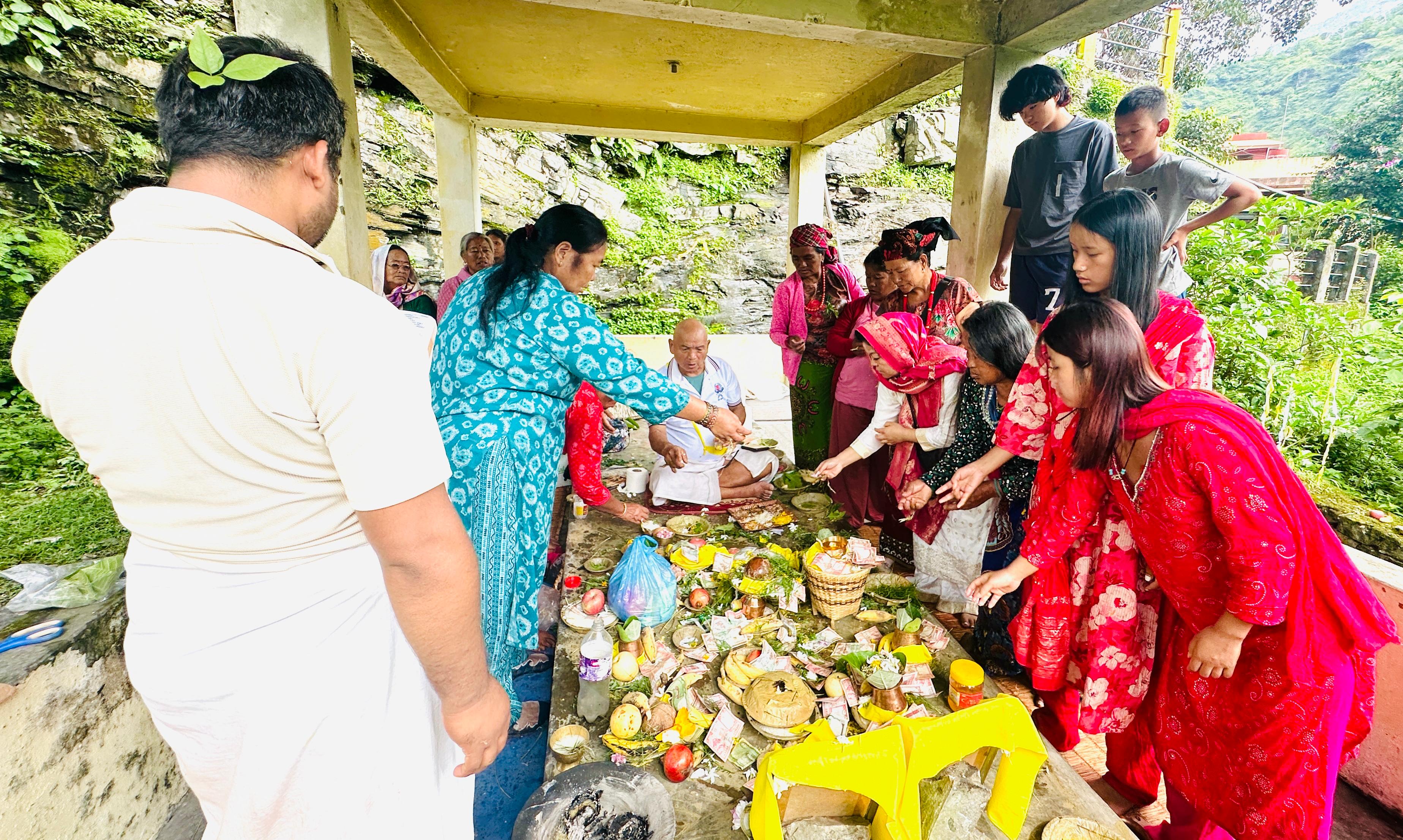 पितृको पुण्यतिथिमा बृद्धबृद्धालाई भोजन, गलेश्वरमा लाख बत्ती