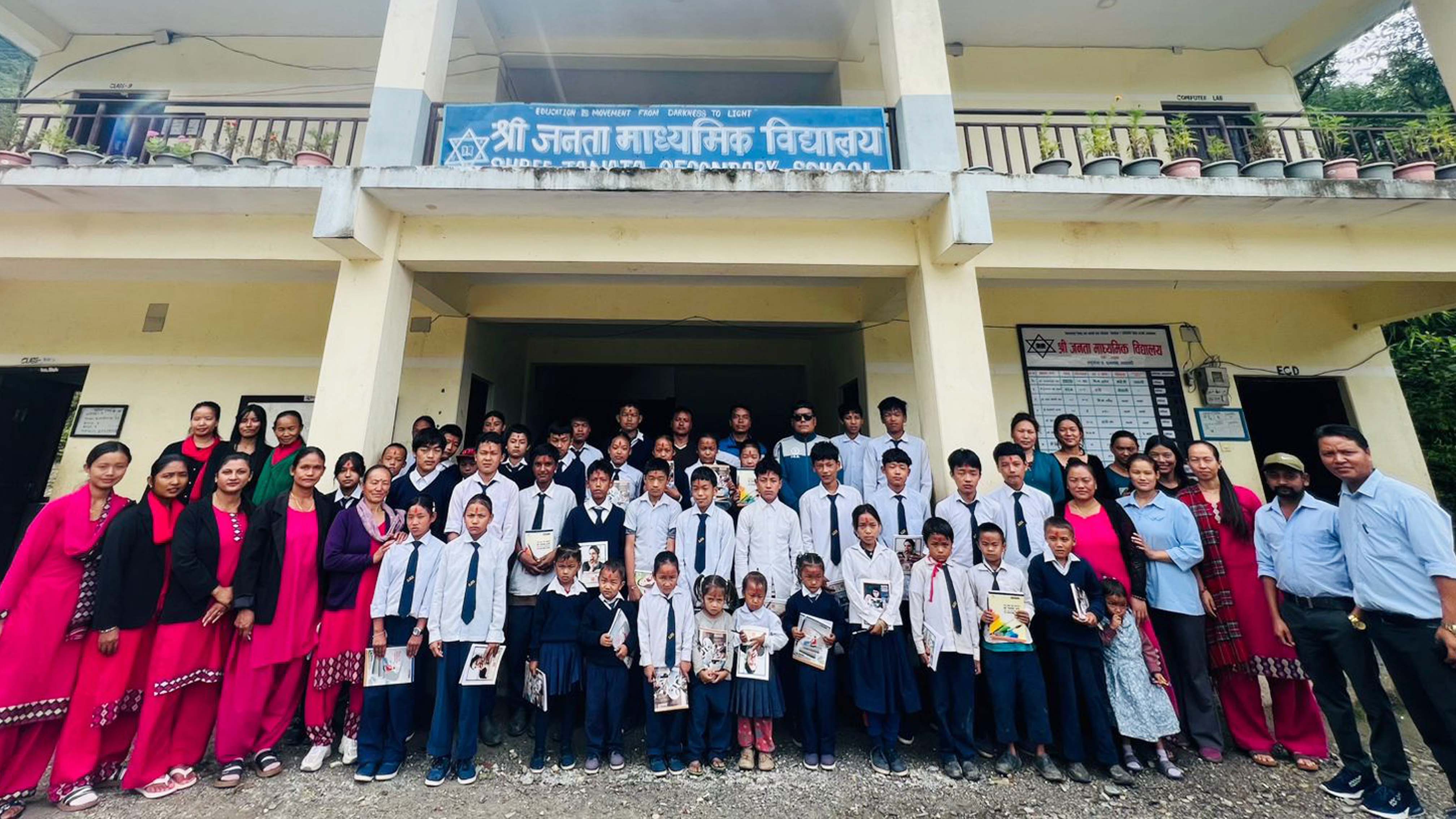 दग्नाम र दर्मिजाका विद्यार्थीलाई शैक्षिक सामग्री वितरण