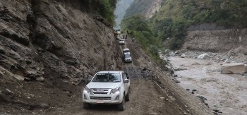 विपद् प्रभावित बेनी–जोमसोम कोरला सडकमा यातायात सञ्चालनमा चुनौती