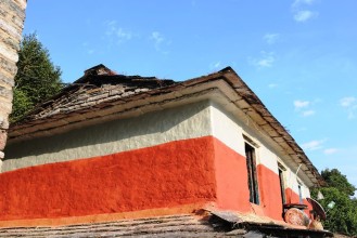 गाउँघरमा हराउन थाल्यो रातोमाटो र कमेरोले घर पोत्ने चलन